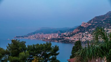Monte Carlo 'nun panoramik şehir manzarası. Gündoğumundan önce Monako' daki geçiş zamanı. Sabah sisi. Limandaki yatlar. Kaptan Martin 'den üst görünüm