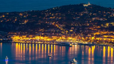 Saint-Jean-Cap-Ferrat gece hava sahasında yatlar. Fransa 'nın güneydoğusunda Provence-Alpes-Cote d' Azur bölgesindeki Cote d 'Azur' da tatil ve komün. Eze köyünün tepesinden