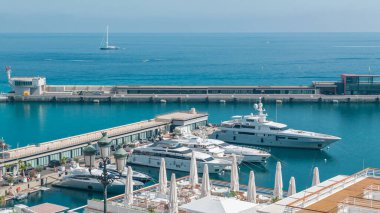 Akdeniz, rıhtımdaki tekneler ve Monte Carlo bölgesindeki Monaco yat kulübü zaman çizelgesi. Güneşli yaz gününde hava manzarası