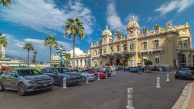Monte Carlo timelapse hyperlapse, Monaco Grand Casino. Tarihi bina. Park girişinin. Avuç içi tarafında. Mavi bulutlu gökyüzü yaz gün