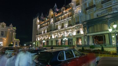 Monte Carlo gecesi hyperlapse timelapse Monaco Grand Casino ile kare. Tarihi binalar çevresinde. Avuç içi tarafında. Otopark ve yolda trafik
