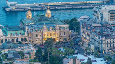 Monte Carlo 'nun şehir manzarası, Monako' dan geceye geçiş zamanı binaların çatıları ve kumarhane meydanı yaz günbatımından sonra. Tepelerden gökyüzü görüntüsü.