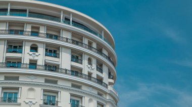 Monte Carlo, Paris 'te lüks bir otelin ön cephesi, Monako. Kapatın. Yazın mavi bulutlu gökyüzü