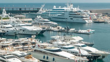Monte Carlo bölgesinde Akdeniz, tekneler ve Monaco yat kulübü zaman çizelgesi. Güneşli yaz gününde en iyi hava manzarası