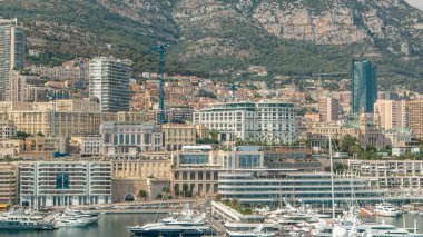 Monte Carlo şehri havacılık panorama zaman çizelgesi. Monako, Cote d 'Azur limanındaki lüks yatlar, tekneler, güzel binalar ve otellerin manzarası. Herkül Limanı tepeden arka planda tepelerle