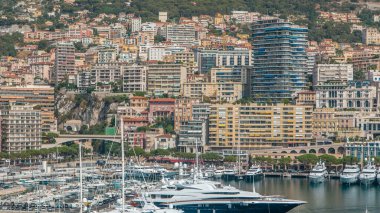 Monte Carlo şehri havacılık panorama zaman çizelgesi. Yukarıdan Hercule Limanı. Monako, Cote d 'Azur limanındaki lüks yatların, teknelerin ve tarihi binaların manzarası..