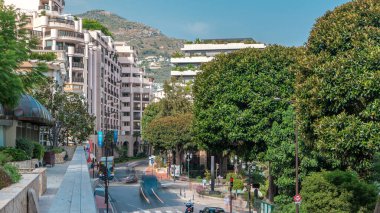 Monte-Carlo Kumarhanesi yakınlarındaki çeşme ve bahçelerde trafik vardı. Yaz günü mavi bulutlu bir gökyüzü. Havadan üst görünüm