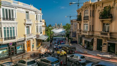 Su çeşmesi ve bahçeler panoramik manzaralı, Monte-Carlo Kumarhanesi 'nin önünde. Sokakta trafik vardı. Yazın mavi bulutlu gökyüzü
