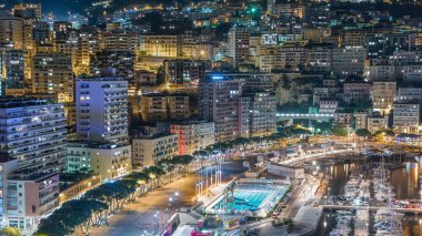Monaco 'da deniz kenarında yüzme havuzu, arka planda binalar. Havadan görünüşlü. Toprak yolda trafik vardı.