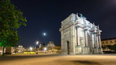 Aydınlatılmış Arc de Triomphe du Carrousel Ay Gecesi Zamanı, Paris, Fransa. Tarihi mimari
