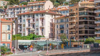 Monte Carlo Tren İstasyonu ya da Gare de Monaco zaman tüneli. Yol ve bina trafiği, Monako Prensliği. Monako 'da sadece bir tren istasyonu var, Fransız operatörler tarafından işletiliyor.