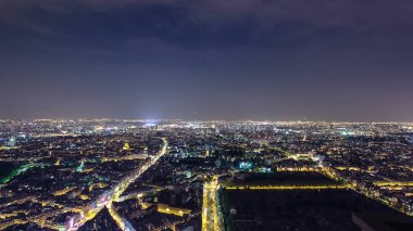 Şehir geceleri gökyüzünden gökyüzüne yükseliyor. Paris, Fransa. Turun hava görüntüsü Montparnasse panoramik zaman dilimi ve caddelerde trafik
