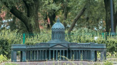 Alexander Park 'taki Büyüleyici Mini Şehir Heykelleri: Kazan Katedrali Zaman Çizelgesi de dahil olmak üzere St. Petersburg' un Tarihi Simgelerinin Minyatür Kopyaları