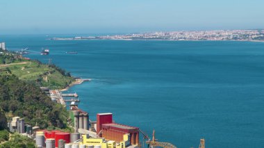 River Tagus veya Tejo yukarıdan. İber Yarımadası 'nın en uzun nehri. Bakış açısına göre hava zaman dilimi, Lizbon, Portekiz.