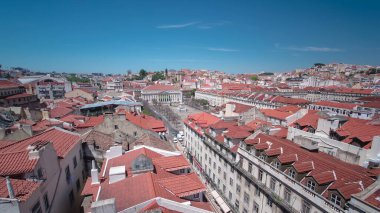 Lizbon şehir merkezindeki Rossio Meydanı 'nda Santa Justa Asansörü' nden Kral IV. Pedro 'nun bir anıtı var. Portekiz. Yukarıdan hava zamanlaması