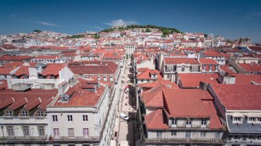 Elevador de Santa Justa 'dan Lizbon' un eski kısmına Sao Jorge Kalesi zaman ayarlı hava manzarası.