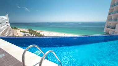 Güneşli yansımaları ve mavi su timelapse ile Otel yüzme havuzu, Sesimbra, Portekiz plajında görünümü