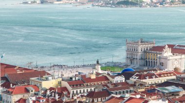 Lisboa 'nın şehir merkezindeki hava manzarası. Arka planda Ticaret Meydanı ve Tagus Nehri olan Baixa çatıları. Portekiz zaman aşımı. Aziz George 'un kalesinden bakış açısı