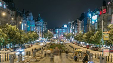 Gece timelapse, Prag'da Wenceslas meydanında alacakaranlıkta zaman, en iyi görünüm. Meydanı Prag merkezi bulunmaktadır. Çek Cumhuriyeti.
