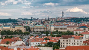 Prag 'da Güzel Manzara Çek Cumhuriyeti' nde Vltava Nehri ile panoramik, Manes Köprüsü, Tyn ve Zizkov Televizyon Kulesi 'nden önce kadınımızın kilisesi. Prag şatosunun yukarısından bak