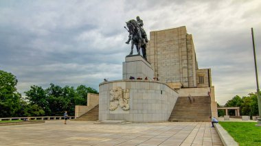 Atlı heykeli Jan Zizka timelapse hyperlapse Vitkov, Prague, Çek Ulusal Müzesi'nde. Bu heykeli dünyanın üçüncü büyük bronz heykel vardır. Bulutlu gün