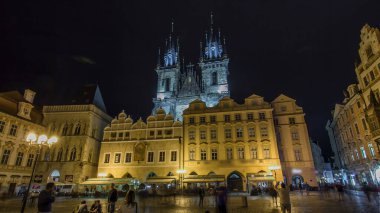Gece saat aydınlatma büyülü Eski Şehir Meydanı timelapse hyperlapse Prag, görünür olan Kinsky Sarayı ve peri masalı Gotik kuleler, Church of Our Lady Tyn (1365 vardır).