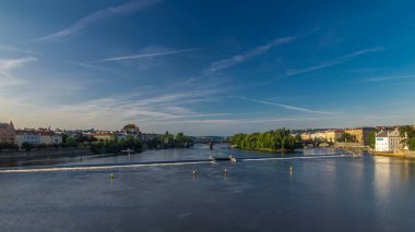 Vltava Nehri timelapse hyperlapse ilçe Strelecky ostrov lejyon (en legii) Köprüsü ile içinde ve Ulusal Tiyatro Binası erken sabah, Prague, Çek Cumhuriyeti. Charles Köprüsü'nden