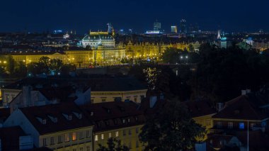 Ulusal Tiyatro Prag'da Vltava Nehri timelapse, Çek Cumhuriyeti yansıması ile gece ışıklı. Lesser Town Tower üstten görünüm