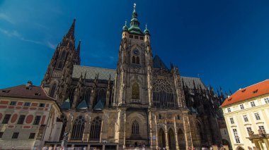 St. Vitus Katedrali timelapse hyperlapse Prag'da turistler tarafından çevrili. Prag Kalesi ve birçok bohem krallar ve Kutsal Roma imparatorları mezarlar içeren içinde bulunduğu.