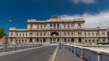 Adalet Sarayı (Palazzo di Giustizia), Ponte Sant 'Umberto köprüsü olan bir mahkeme binası. Mavi bulutlu gökyüzü. Yollarda trafik vardı. Roma, İtalya.