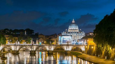 St. Peter Bazilikası, Saint Angelo Köprüsü ve Tiber Nehri gün batımından gece geçiş zamanına kadar. Güzel bulutlu gökyüzü ile köprüden manzara. Roma, İtalya