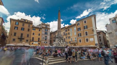 Çeşme timelapse hyperlapse Doğum Via Nazionale olduğunu bir piazza (Belediye Meydanı) Roma, İtalya, Güney tarafında Panteon Roma, İtalya, bulunur. Bulutlu mavi gökyüzü