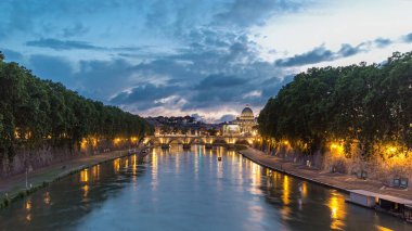 St. Peter Bazilikası, Saint Angelo Köprüsü ve Tiber Nehri gün batımından geceye geçiş zamanının aşırı hızlanması. Güzel bulutlu gökyüzü ile köprüden manzara. Roma, İtalya
