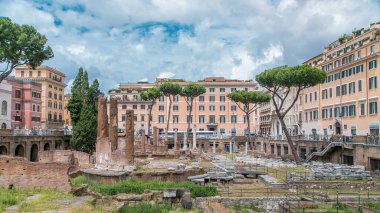 Roma 'daki Largo di Torre Arjantin zaman çizelgesi. Dört Cumhuriyetçi Roma tapınağına ve Pompey Tiyatrosu 'nun kalıntılarına ev sahipliği yapan bir meydan. Bulutlu gökyüzü ve etrafındaki tarihi binalar