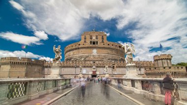 Saint Angel Şatosu Saint Angel Castel Sant Angelo, Ponte Sant Angelo köprüsünden Tiber nehri üzerindeki hiperhız, Roma, İtalya. Yan taraftaki heykel ve bulutlu gökyüzü