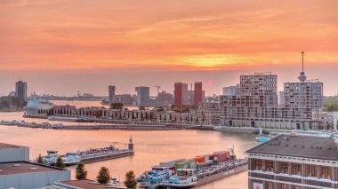 Rotterdam, Hollanda 'da gün batımında Katendrecht Yarımadası ve Maashaven Limanı' nın havadan panoraması. Şehir silueti, modern gökdelenler ve geleneksel Hollanda rıhtım evleri