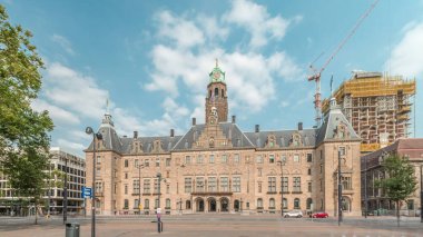 Coolsingel 'deki Rotterdam Belediye Binası' nın (Stadhuis van Rotterdam) hiperlapesi. Şehir merkezindeki az sayıdaki tarihi binadan biri. Trafik ve sokaktaki insanlar, bulutlu mavi gökyüzü. Hollanda