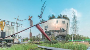 Hollanda Rotterdam 'da Boijmans Van Beuningen deposunun hipervanesi. Aynalı sanat deposu, gün batımını kamış göletine yansıtır. Boijmans Müzesi yakınlarında yer alan yer, halka açık ilk depo.
