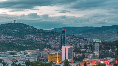 Saraybosna 'da, evleri ve dağları olan bir panorama. Eski Yahudi mezarlığından geceye geçiş süresi Saraybosna' da. Gün batımından sonra Skyline. Bosna-Hersek