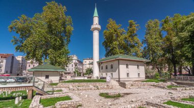 Saraybosna 'daki Bekir-Babina camii zaman atlaması yaşıyor. Bosna-Hersek. Stari Grad harabeleri önplanda