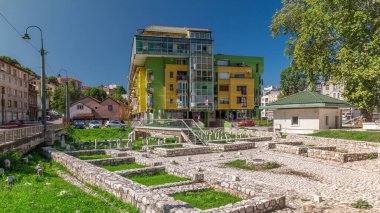 Saraybosna 'daki Stari Grad harabeleri ve Bakr-Babina camii zaman atlaması yaşıyor. Bosna-Hersek. Arka planda yeşil ve sarı bir ev