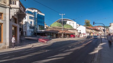 Yenilenmiş bir Türk hamamındaki Boşnak Enstitüsü 'nde kültür odaklı bir kütüphane ve sanat koleksiyonu yer alıyor. Saraybosna şehir merkezinde arabalı ve toplu taşıma araçlı bir cadde. Bosna-Hersek