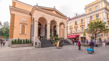 Gradska Trznica Markale 'nin inşaatı, Neo-Rönesans tarzında tasarlanmış Sağlıklı Gıdaların Şehir Pazarı. Bulutlu gökyüzü