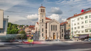 Bosna 'nın başkenti Saraybosna' da şehir trafiği ve Titova Caddesi 'ndeki yaya geçidinde hız sınırı olan Aziz Joseph Kilisesi. Güneşli bir günde bulutlu bir gökyüzü