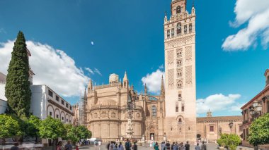 Seville Katedrali ve Giralda Kulesi Sevilla, İspanya 'da zaman atlaması. Dünyanın en büyük gotik katedrali olan UNESCO miras alanı Virgen de los Reyes Meydanı 'nda mavi gökyüzünün altında yer almaktadır.