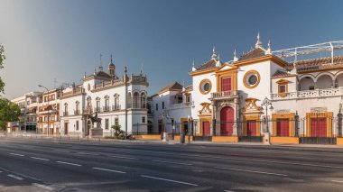 Plaza de Toros de la Real Maestranza de Caballeria de Sevilla zaman atlaması. Trafik ön cephenin önünden geçiyor. İspanya 'nın Sevilla şehrinde boğa güreşi festivalleriyle tanınan tarihi boğa güreşi..
