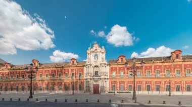 San Telmo Sarayı Seville, İspanya 'da zaman atlaması. Eskiden navigatörler için üniversite, şimdi ise Endülüs Hükümeti 'nin merkezi. Süslü görünüşlü ve zengin tarihli Barok mimarisi