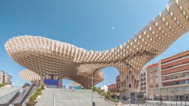 Encarnacion Meydanı 'ndaki Metropol Şemsiyesi zaman atlaması, panoramik yürüyüş yolu ve bir arkeoloji müzesi olan fütürist ahşap yapı. Mavi gökyüzü, merdivenler, trafik ve şehir manzarası Sevilla, İspanya