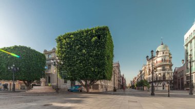 Panorama Avda 'yı gösteriyor. De la Constitucion, Seville, İspanya 'nın Casco Antiguo bölgesindeki ana cadde. Edificio de la Adriatica ile zaman atlaması, tarihi binalar ve geçen tramvaylar