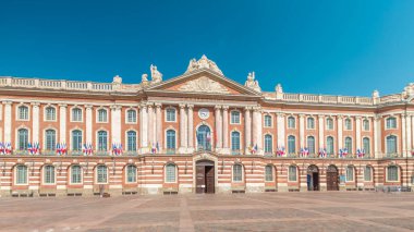 Capitole de Toulouse ön cephesi hiperhızlandırılmış zaman gösterileri Fransa 'nın tarihi belediye binası ve belediye kalbi Capitole Meydanı' nda çarpıcı mavi gökyüzü altında yer almaktadır.